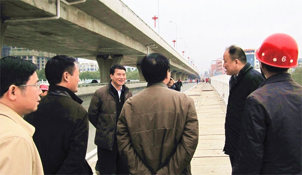 宜春市市長(cháng)蔣斌視察我公司明月大橋工程